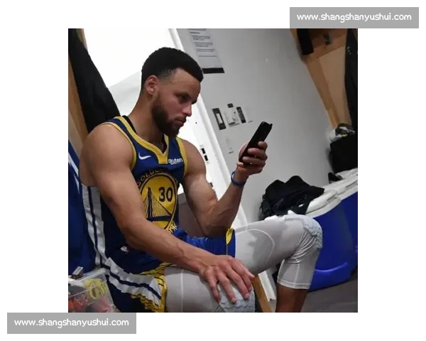 库里中场看黑评激活暴走模式!达米恩 - 李曝妹夫如何用网友嘲讽点燃下半场